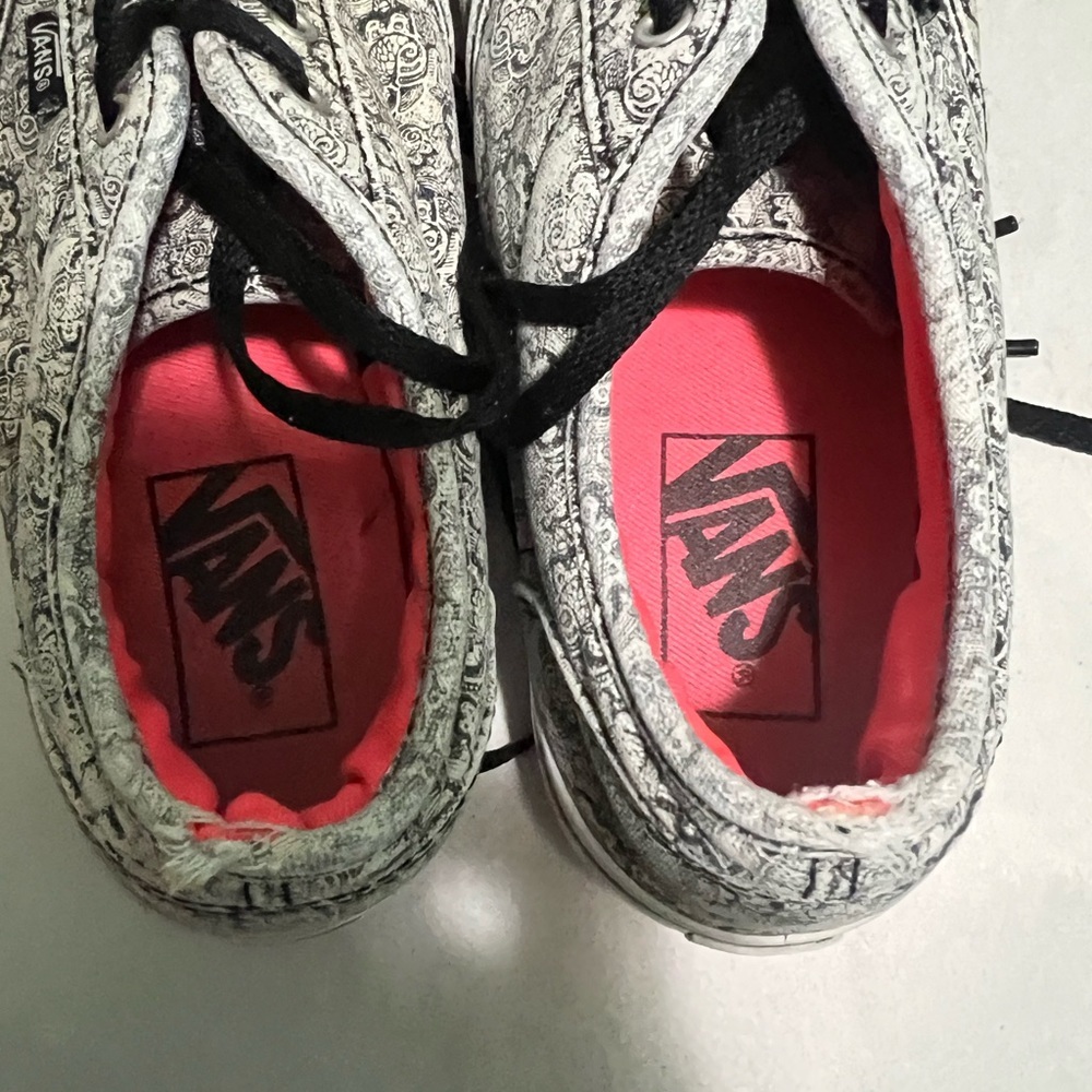 Vans size 8 women’s lace up shoes - Picture 5 of 6